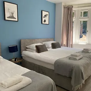 Accessible 3-bedroom Bungalow With Patio +driveway Holiday home