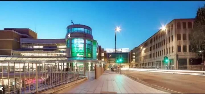 Best Price - Amazing 2 Bed 2 Bath - 4 Singles Or Super King Beds, 10 Min Walk To City Centre, 5 Minute Walk To Mayflower Theatre, Smart Tv, Ensuite, Balcony, Free Parking Southampton