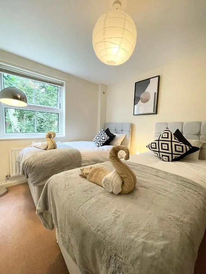 Best Price - Amazing 2 Bed 2 Bath - 4 Singles Or Super King Beds, 10 Min Walk To City Centre, 5 Minute Walk To Mayflower Theatre, Smart Tv, Ensuite, Balcony, Free Parking Southampton 0*,