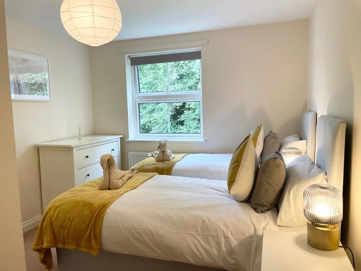 Best Price - Amazing 2 Bed 2 Bath - 4 Singles Or Super King Beds, 10 Min Walk To City Centre, 5 Minute Walk To Mayflower Theatre, Smart Tv, Ensuite, Balcony, Free Parking Southampton Apartment
