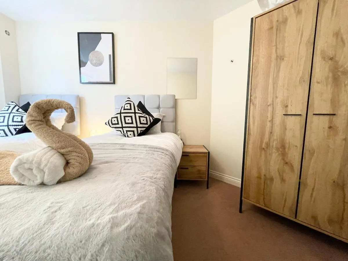 Apartment Best Price - Amazing 2 Bed 2 Bath - 4 Singles Or Super King Beds, 10 Min Walk To City Centre, 5 Minute Walk To Mayflower Theatre, Smart Tv, Ensuite, Balcony, Free Parking Southampton