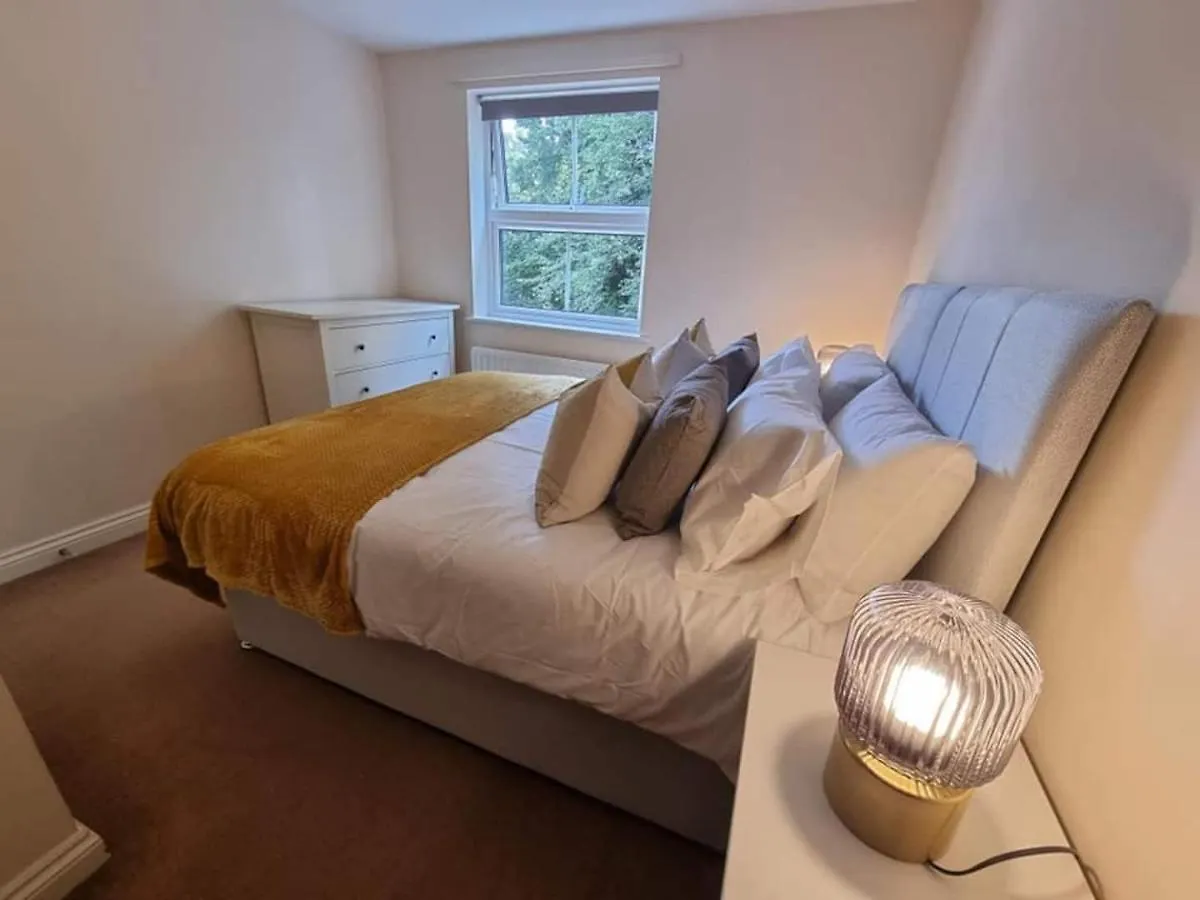 Best Price - Amazing 2 Bed 2 Bath - 4 Singles Or Super King Beds, 10 Min Walk To City Centre, 5 Minute Walk To Mayflower Theatre, Smart Tv, Ensuite, Balcony, Free Parking Southampton 0*,  United Kingdom