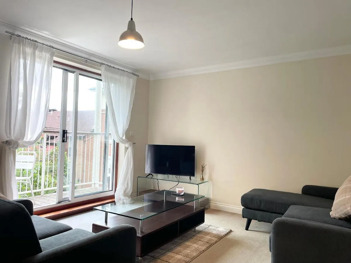 Best Price - Amazing 2 Bed 2 Bath - 4 Singles Or Super King Beds, 10 Min Walk To City Centre, 5 Minute Walk To Mayflower Theatre, Smart Tv, Ensuite, Balcony, Free Parking Southampton Apartment