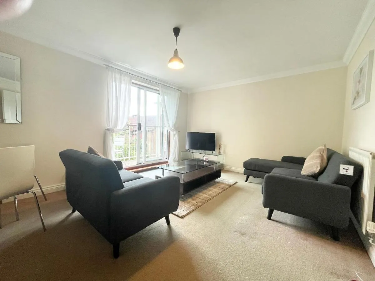Best Price - Amazing 2 Bed 2 Bath - 4 Singles Or Super King Beds, 10 Min Walk To City Centre, 5 Minute Walk To Mayflower Theatre, Smart Tv, Ensuite, Balcony, Free Parking Southampton